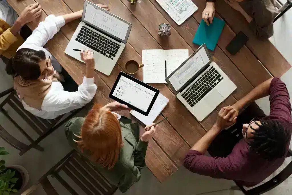 LIZ Smart Office | Desk Booking | Team work